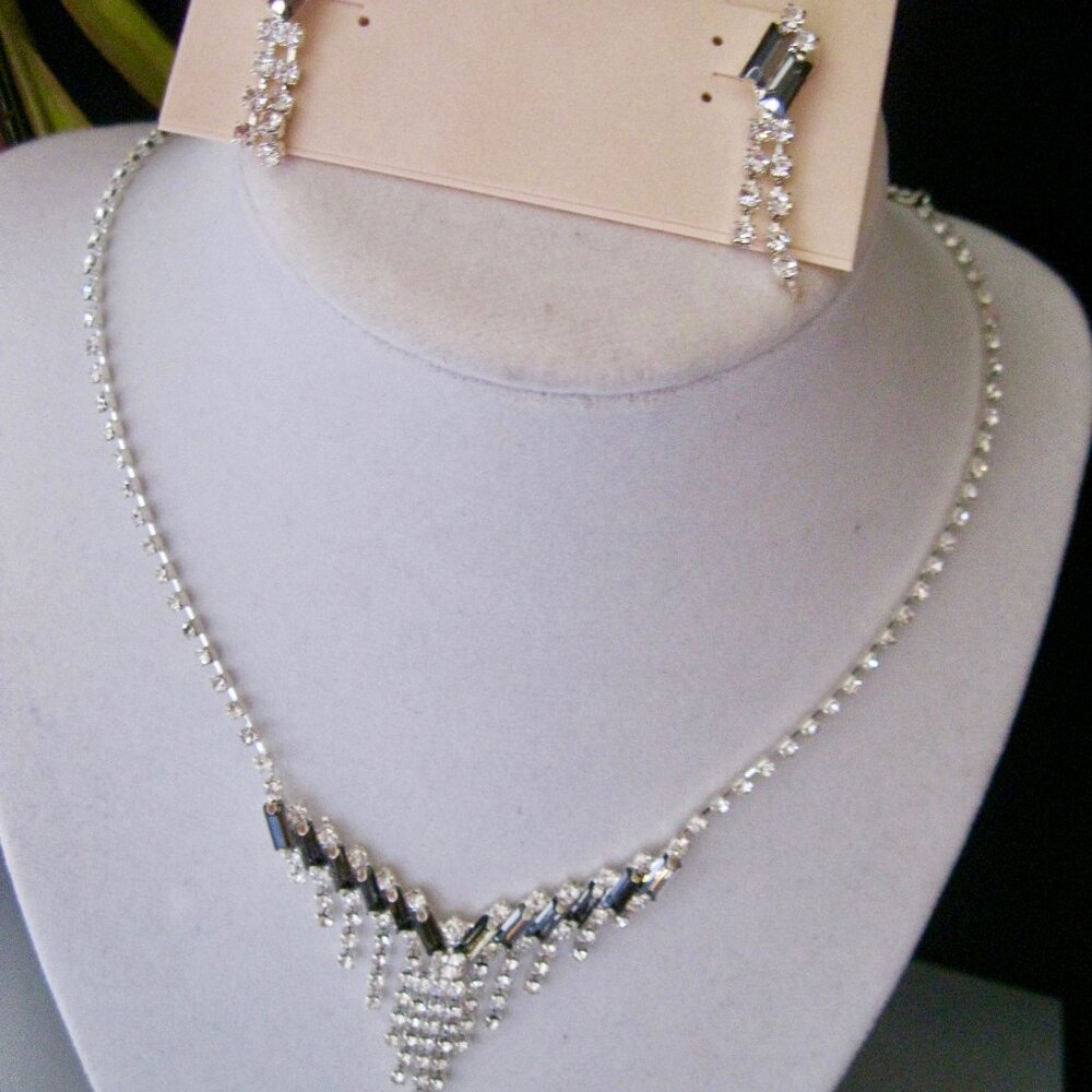 KIRKS FOLLYSIGNED, NOS DREAM GIRL CRYSTAL RHINESTONE SPARKLING NECKLACE/EAR SET